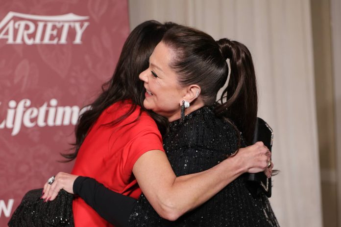 Melissa McCarthy revela ajuda de Lauren Graham a se firmar em Gilmore Girls